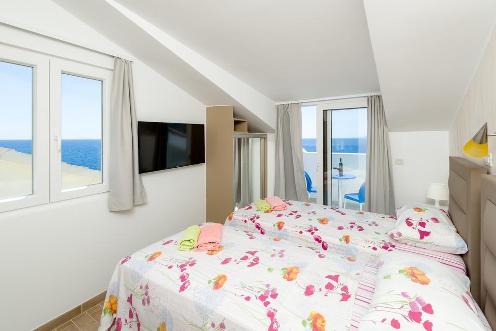 Superb Beachfront Luxury Seaview With Private Beach Милна Екстериор снимка