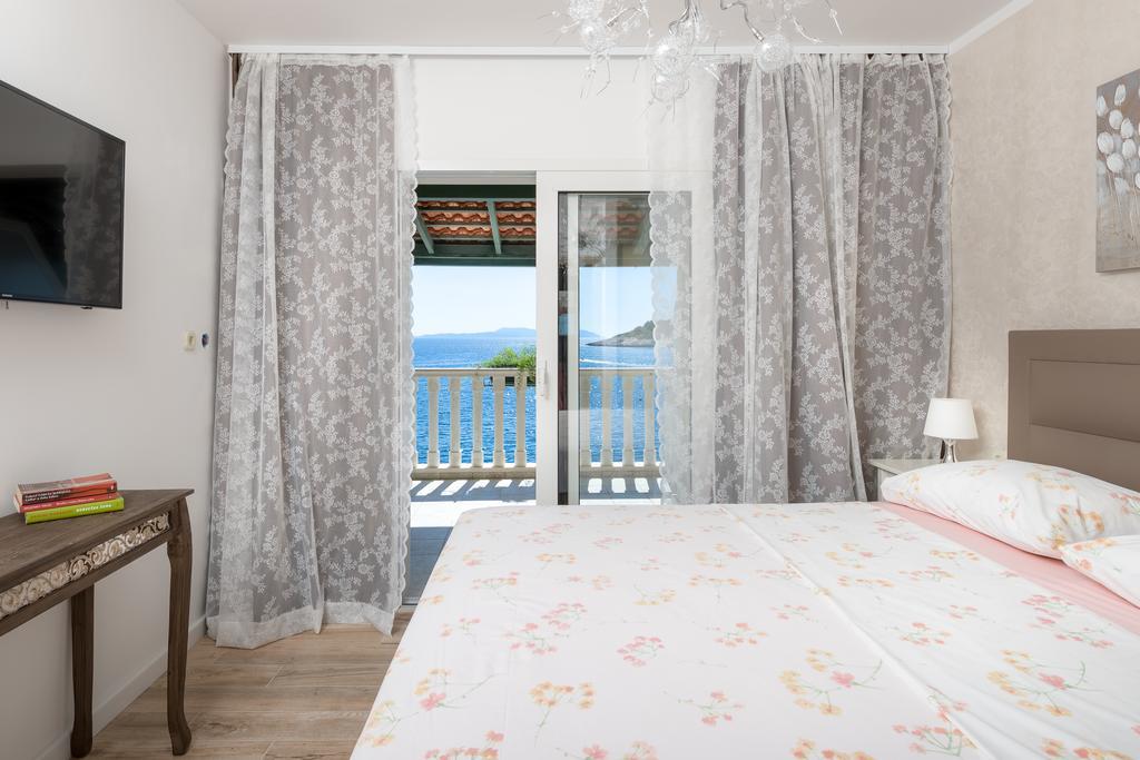 Superb Beachfront Luxury Seaview With Private Beach Милна Екстериор снимка