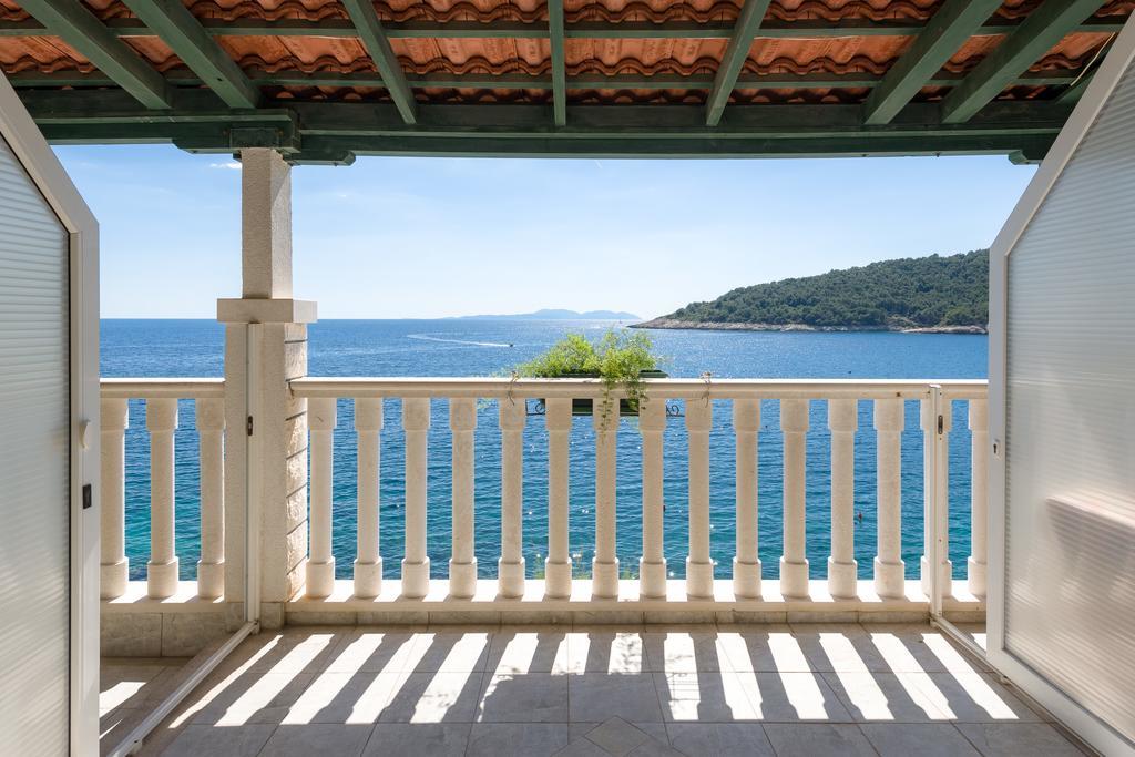 Superb Beachfront Luxury Seaview With Private Beach Милна Екстериор снимка