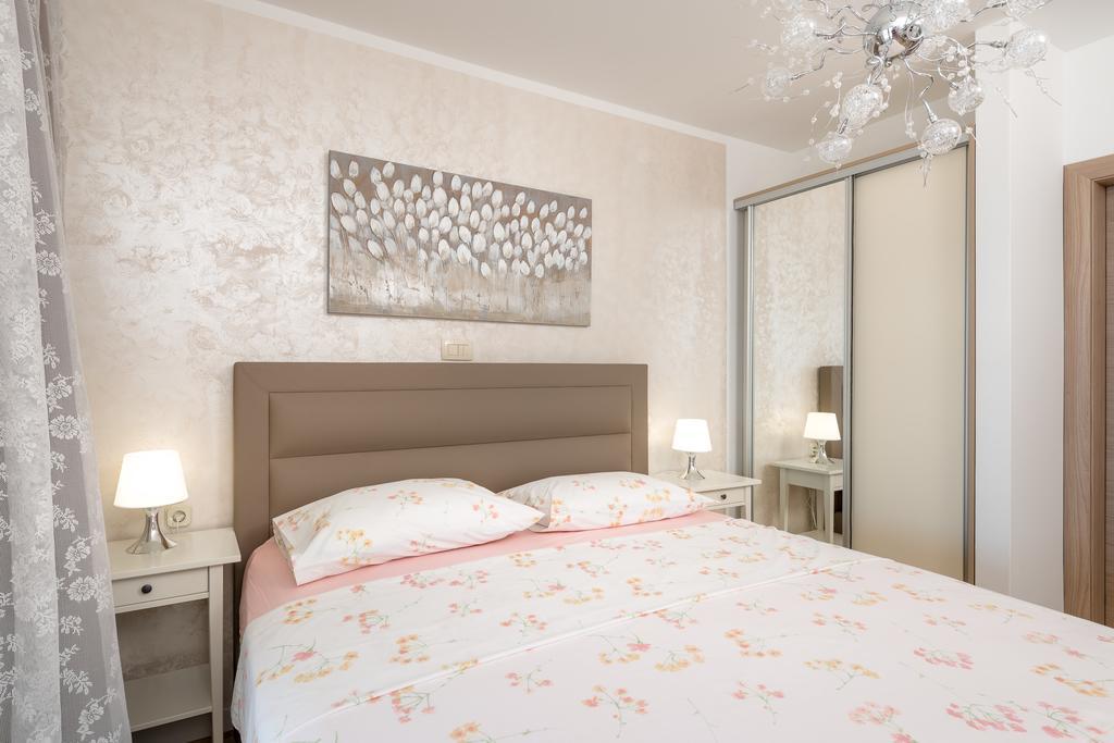 Superb Beachfront Luxury Seaview With Private Beach Милна Екстериор снимка