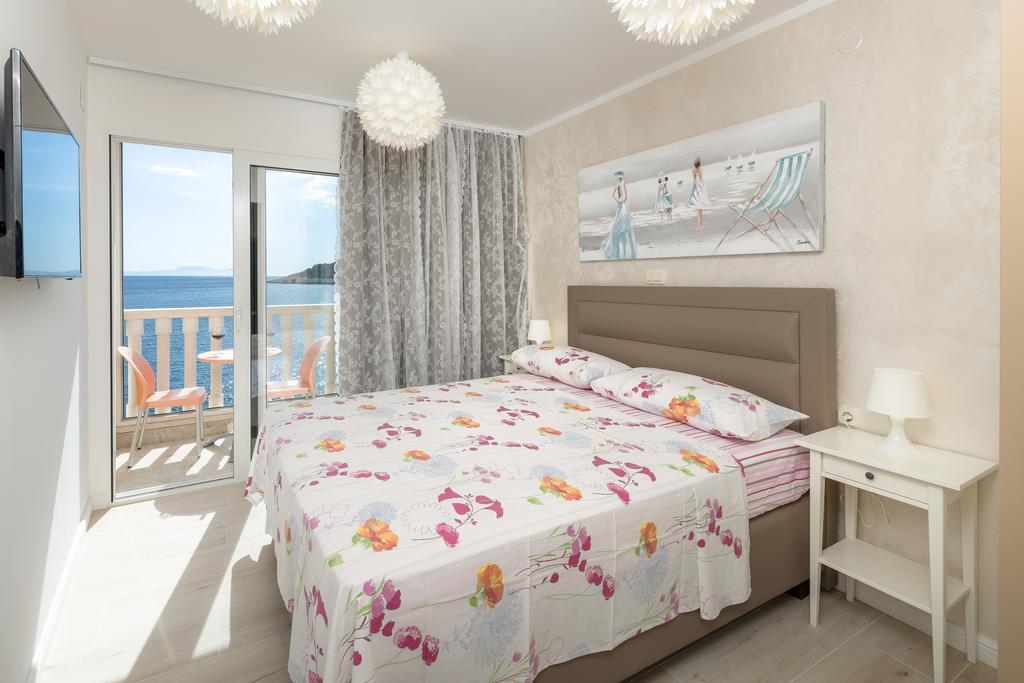 Superb Beachfront Luxury Seaview With Private Beach Милна Екстериор снимка
