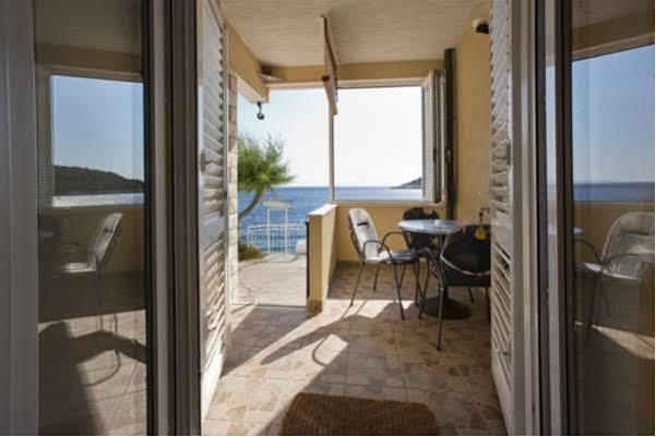 Superb Beachfront Luxury Seaview With Private Beach Милна Екстериор снимка