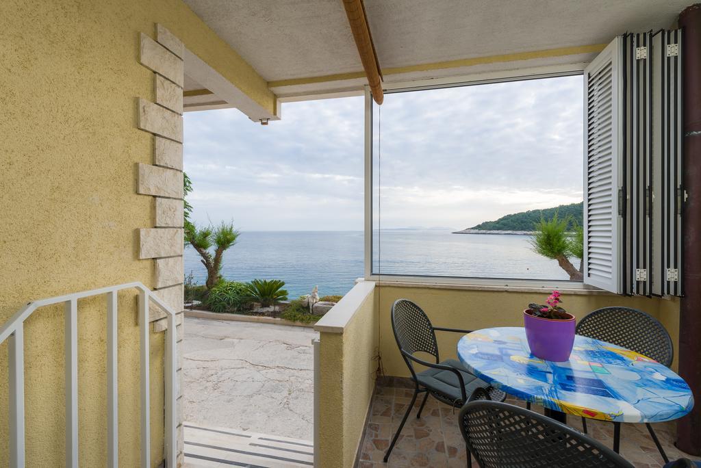 Superb Beachfront Luxury Seaview With Private Beach Милна Стая снимка