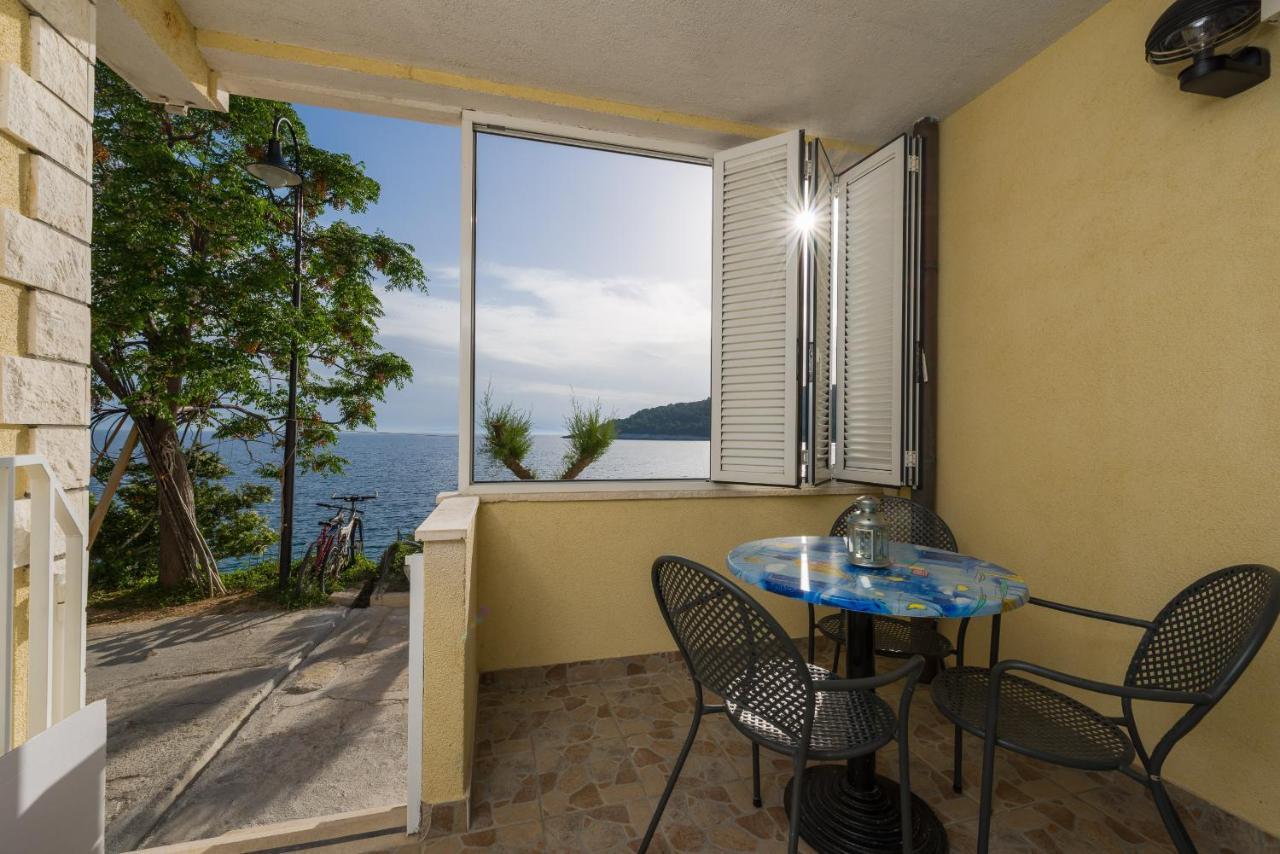 Superb Beachfront Luxury Seaview With Private Beach Милна Екстериор снимка